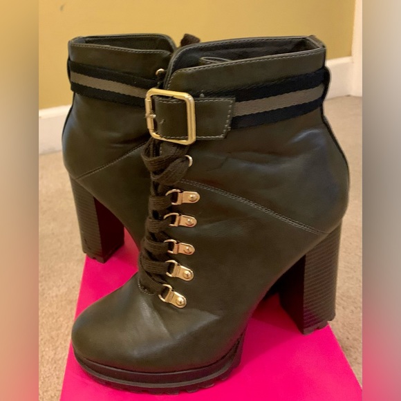 Like new size 6 1/2 heeled army green boots - Picture 1 of 3
